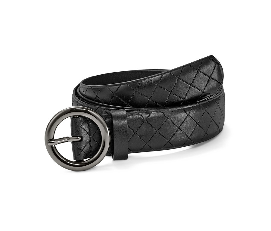 Aufgerollter schwarzer Ledergürtel mit Steppung und silberner Schnalle.