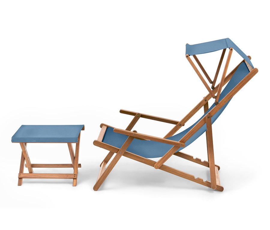 Liegestuhl mit Sonnendach und Hocker. Holzrahmen mit blauem Stoff.