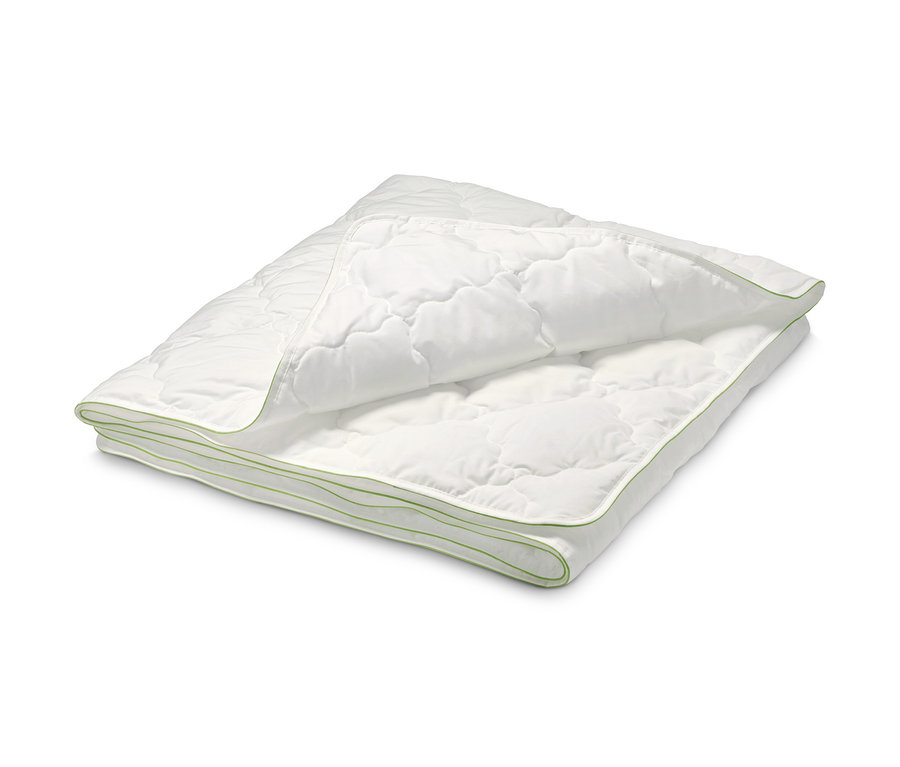 Gefaltete, weiße irisette® greenline Sommer-Steppdecke mit grünem Rand.