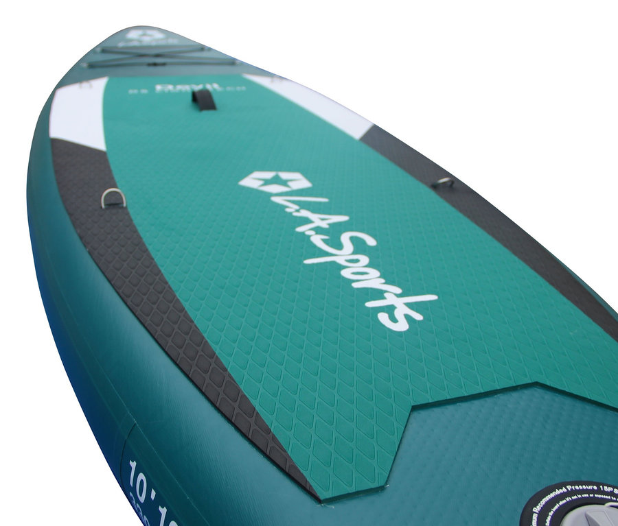 Detailaufnahme eines grünen SUP-Boards »Devil« mit weißem L.A. Sports Logo.