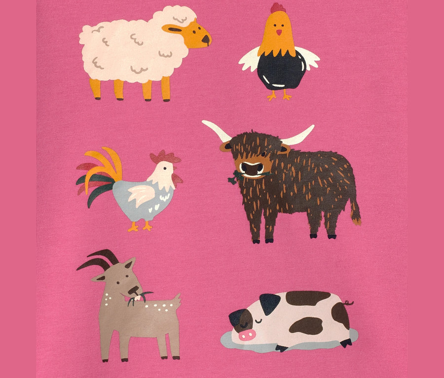 Detailansicht eines rosafarbenen Shirts mit Cartoon-Bauernhoftieren und 2 Kleinkind-Langarmshirts.