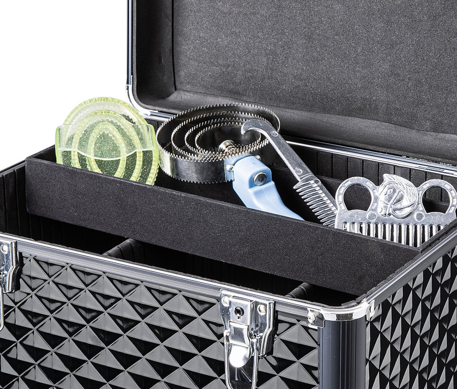 Ein schwarzer Navaris Pferde-Putzbox mit verschiedenen Bürsten und Kämmen.