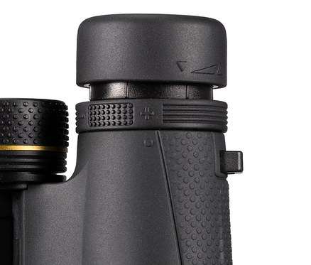 Detailaufnahme eines schwarzen Taschenfernglases vom Typ NATIONAL GEOGRAPHIC 10x25 mit hochwertigen BaK-4-Prismen.