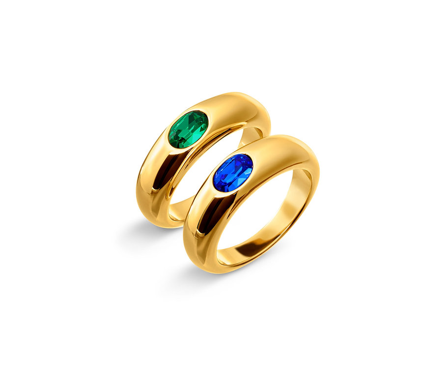 Zwei goldene Ringe des Bandring Sets Classic, einer mit einem grünen Stein und einer mit einem blauen Stein.