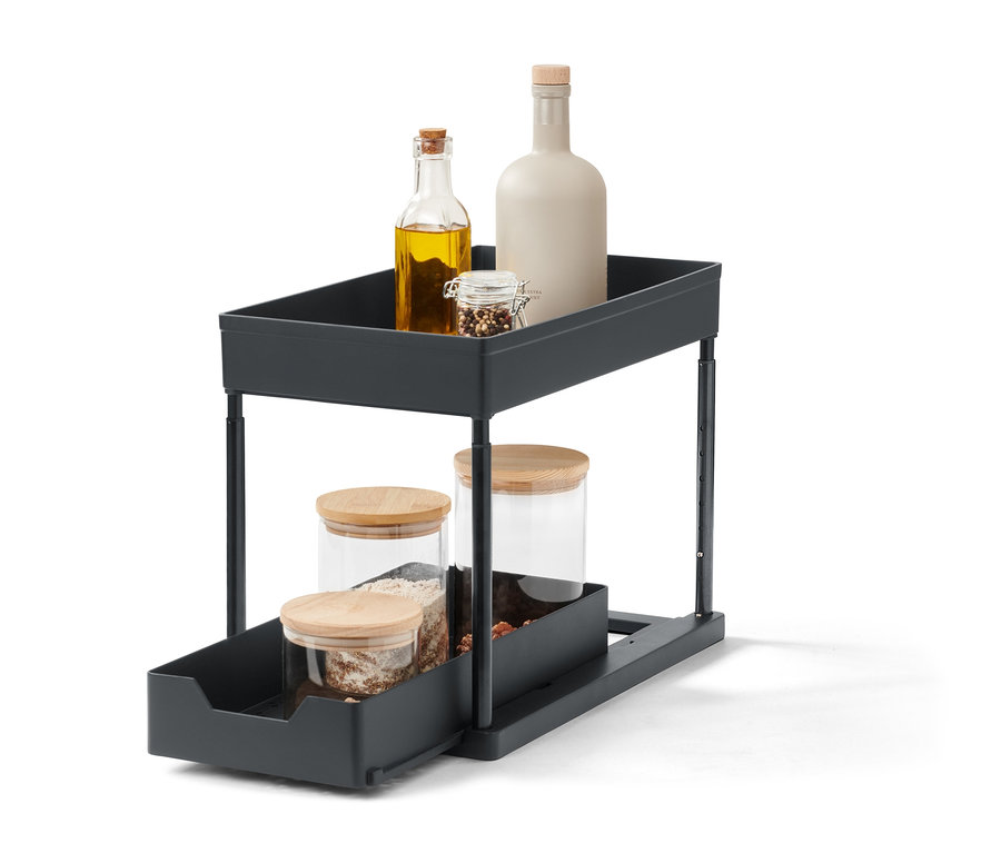 Ein zweistöckiger Schrankauszug mit Öl und Gewürzen.