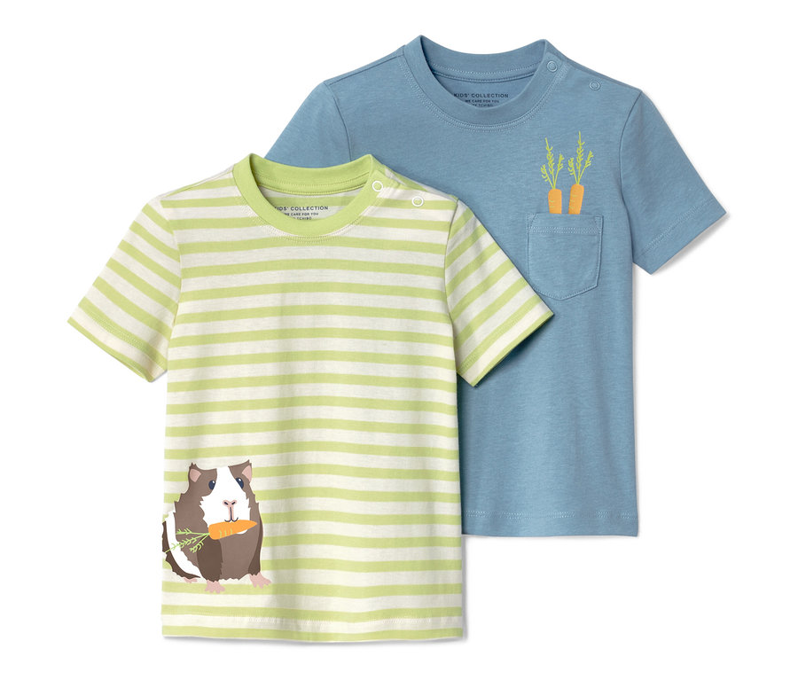 Zwei Kleinkind-T-Shirts: ein gestreiftes mit einem Meerschweinchen, das eine Karotte hält, und ein blaues mit Karotten in der Tasche.