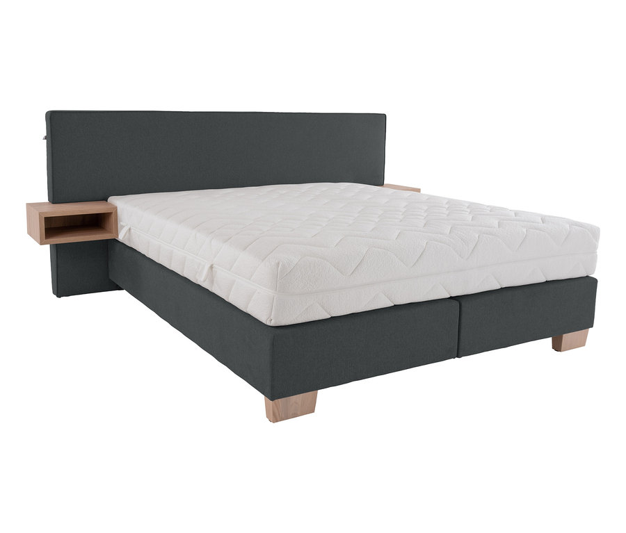 Graues Boxspringbett »DAVINA« mit weißer Matratze und hölzernen Nachttischen.