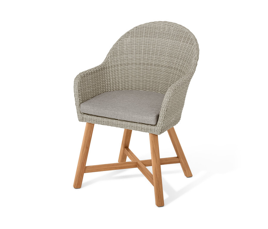 Grauer Sessel aus Teak-Dining-Set mit Holzbeinen und grauem Kissen.