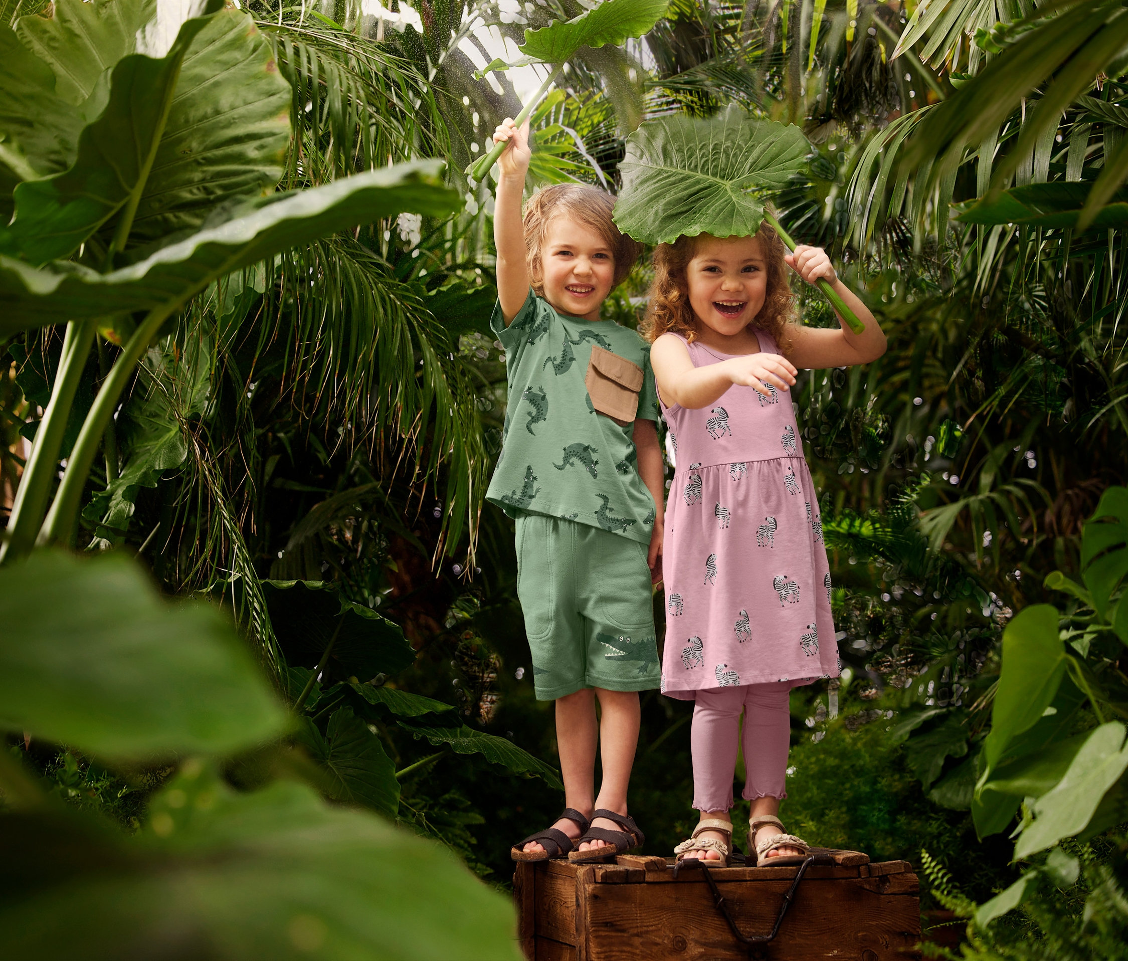 Thumbnail - Tchibo - Kinder-Sweatshorts - Gr. 122/128 - grün/print