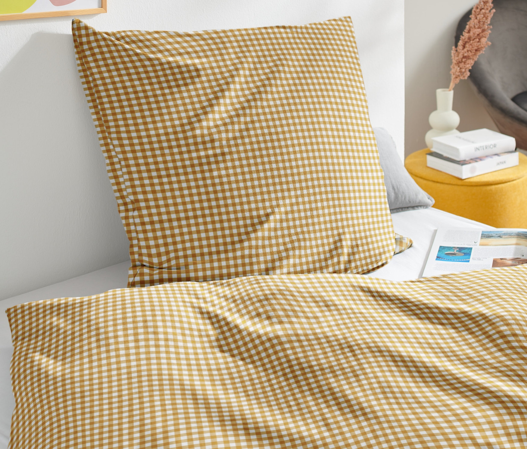 Detailaufnahme von normalgroßer Renforcé-Bettwäsche mit braun-weißem Karomuster.