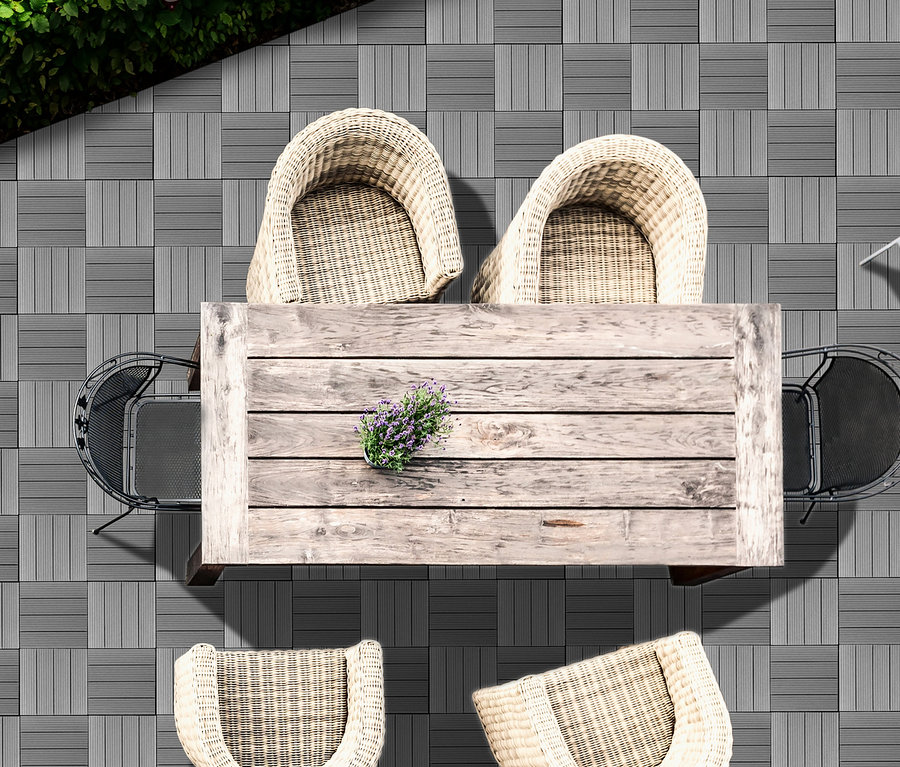 Draufsicht einer Terrasse mit Holztisch, Rattan- und Metallstühlen und hellgrauen 30 x 30 cm WPC Terrassenfliesen.