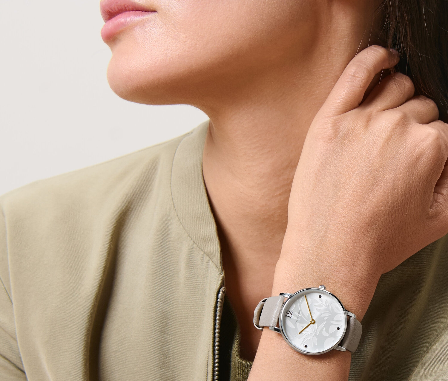 Frau trägt eine Damen-Armbanduhr.