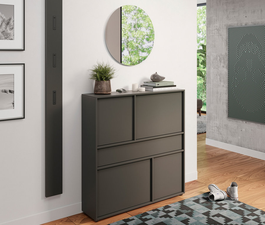 Eingangsbereich mit grauem Ameca Mehrzweckschrank mit 4 Türen und einer Schublade, rundem Spiegel und Kunstwerken.