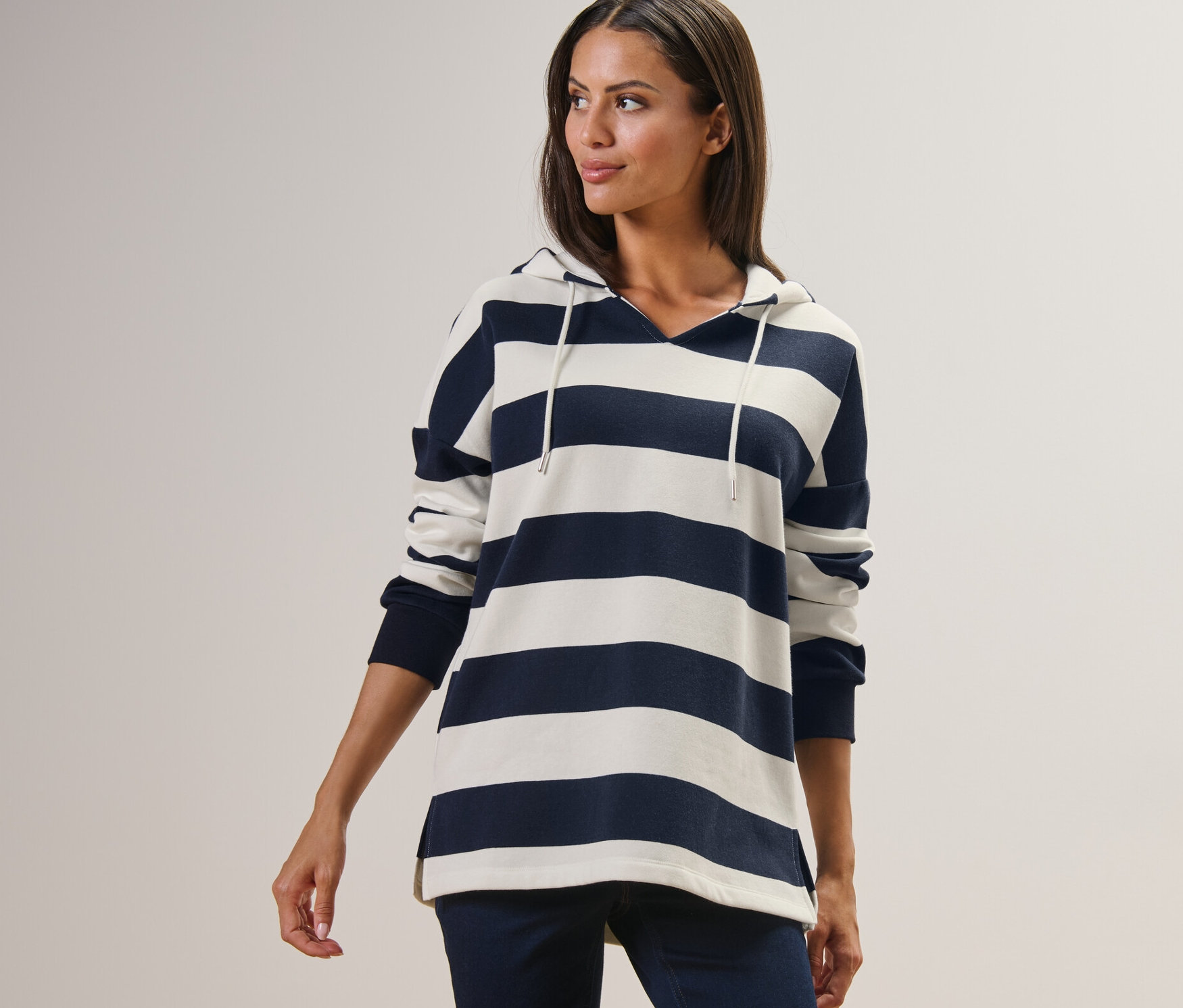 Frau trägt einen gestreiften Hoodie.
