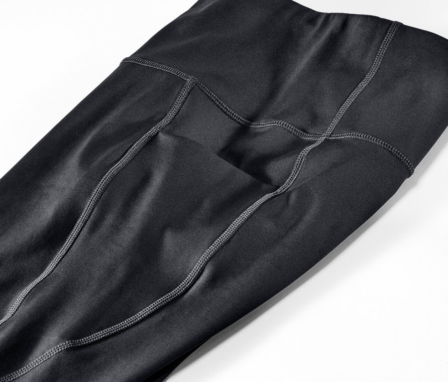 Detailaufnahme einer schwarzen 3/4-Sporttight.