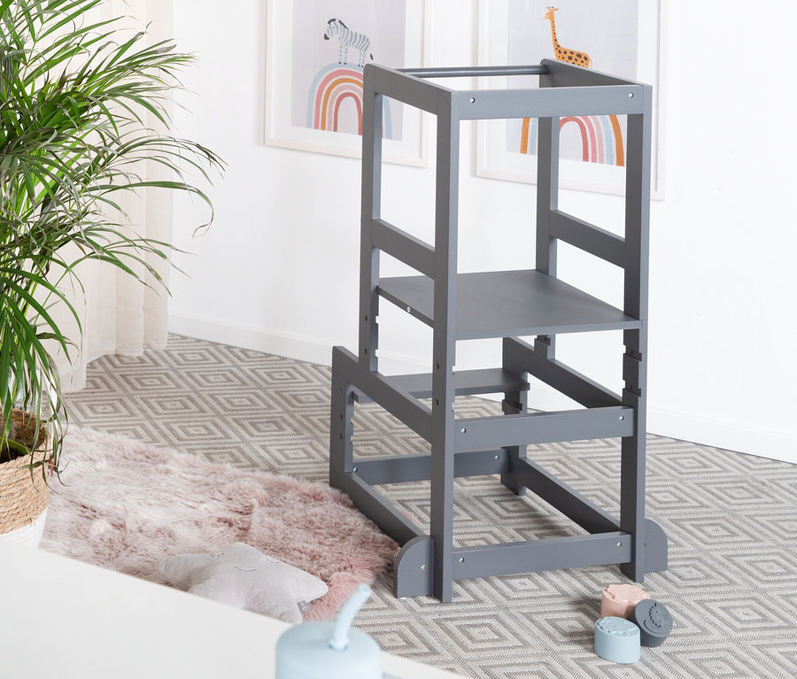 Ein anthrazitfarbener Roba Lernturm steht in einem Kinderzimmer neben einer Topfpflanze.