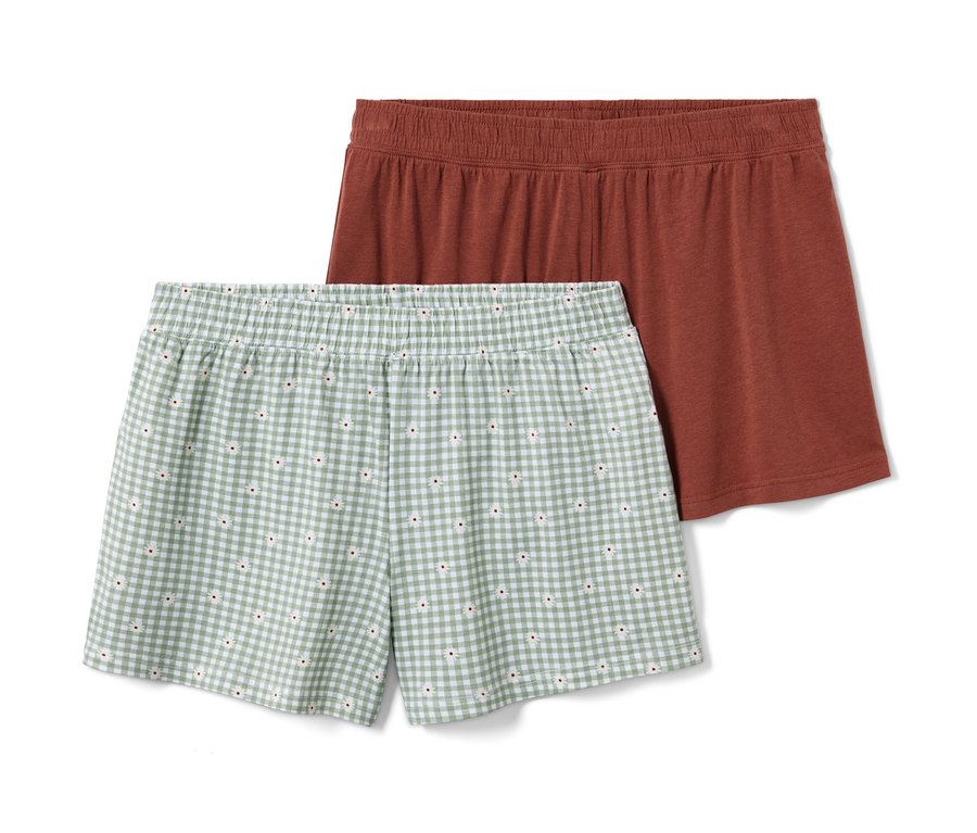 Zwei Shorts: eine kariert und eine terrakottafarben.
