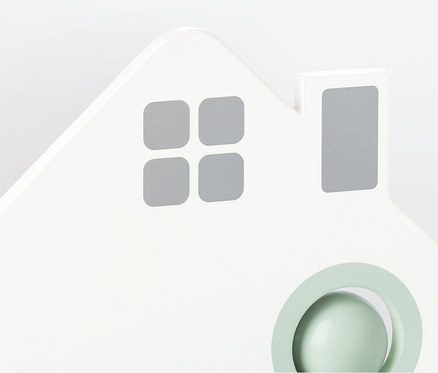 Detailansicht einer weißen Holzkugelbahn »Bente« in Form eines Hauses mit Fenstern und einer grünen Kugel.