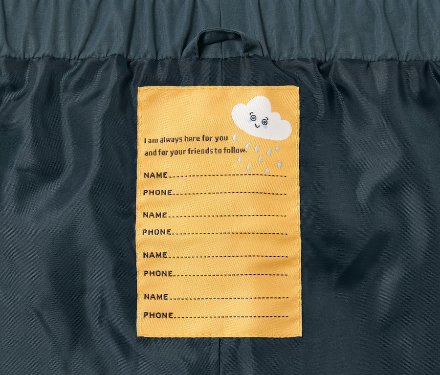 Innenseite der Kleinkind-Regenhose mit gelbem Etikett mit Linien für Name und Telefon.