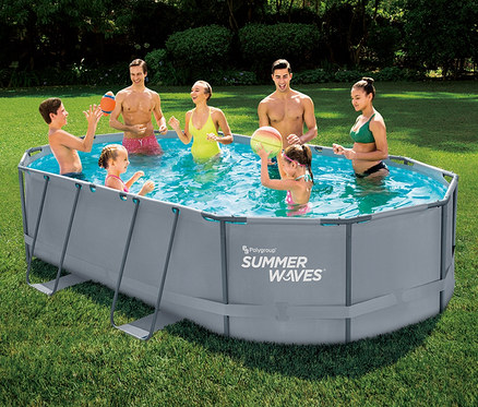 Sieben Personen vergnügen sich im Summer Waves Active-Frame-Pool, ca. 488 x 305 x 107 cm.