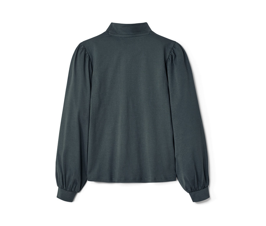 Detailansicht eines schieferblauen Kinder-Langarmshirts auf weißem Hintergrund.