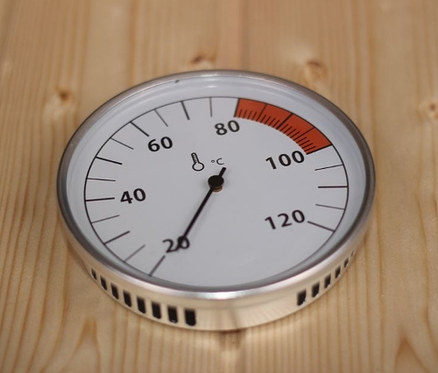 Detail eines Thermometers aus dem Karibu Saunazubehör-Sets, das eine Temperatur von 20 Grad Celsius anzeigt.