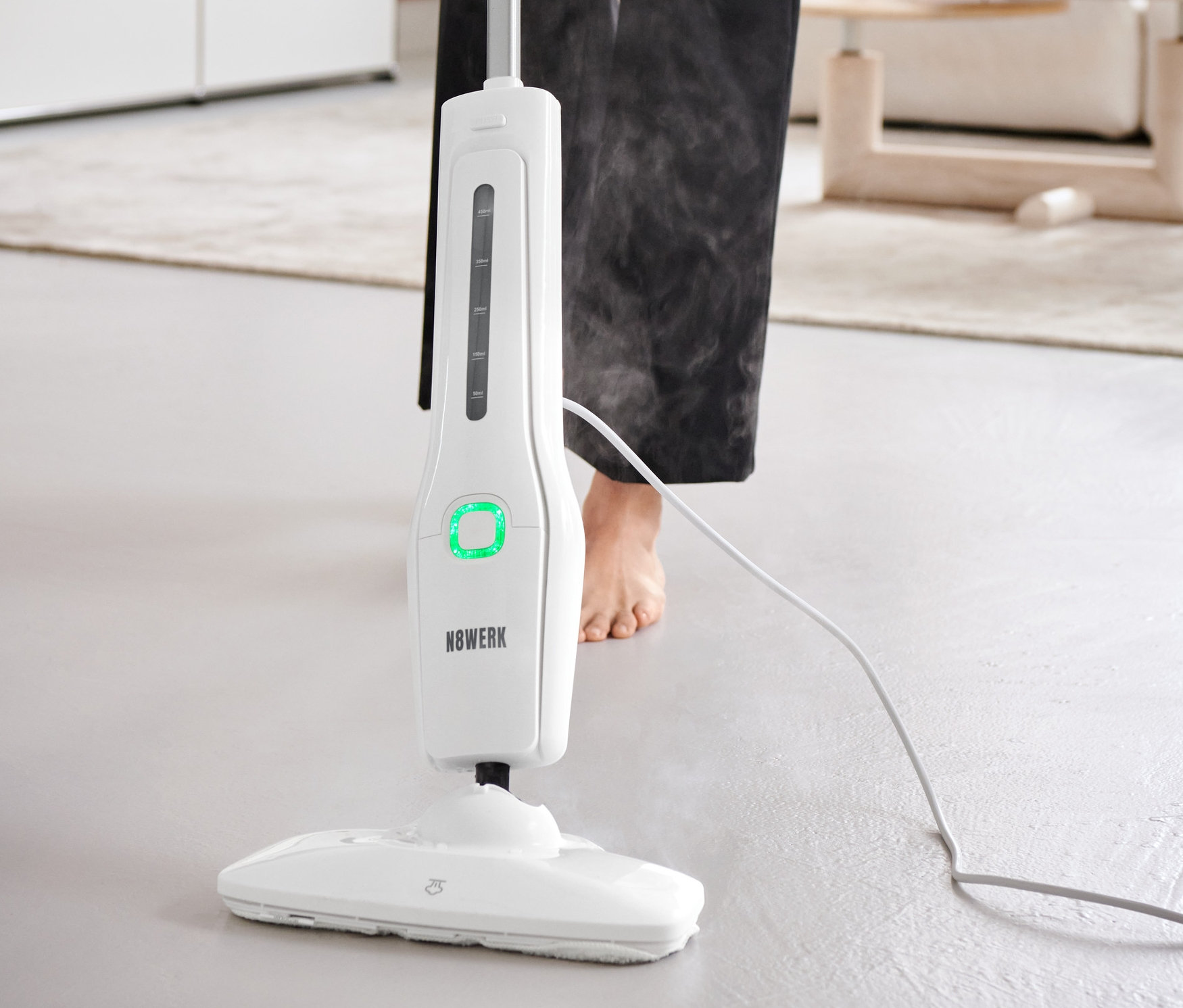 Frau verwendet N8Werk multifunktionalen Dampfbesen »1488« auf dem Boden.