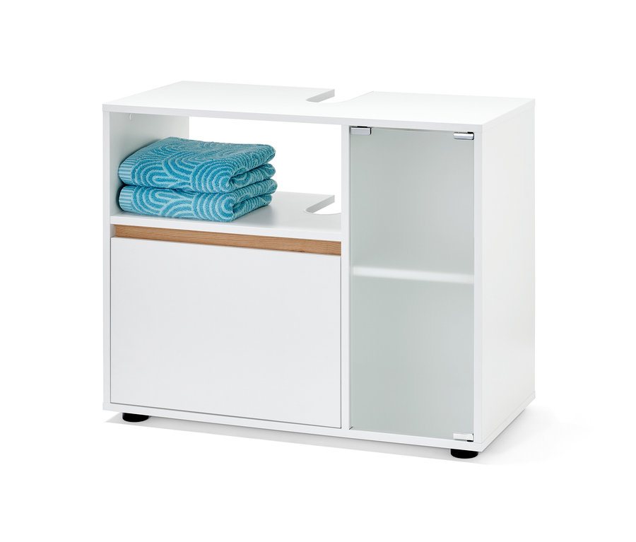 Weißer Waschbeckenunterschrank, Bad mit Handtüchern.