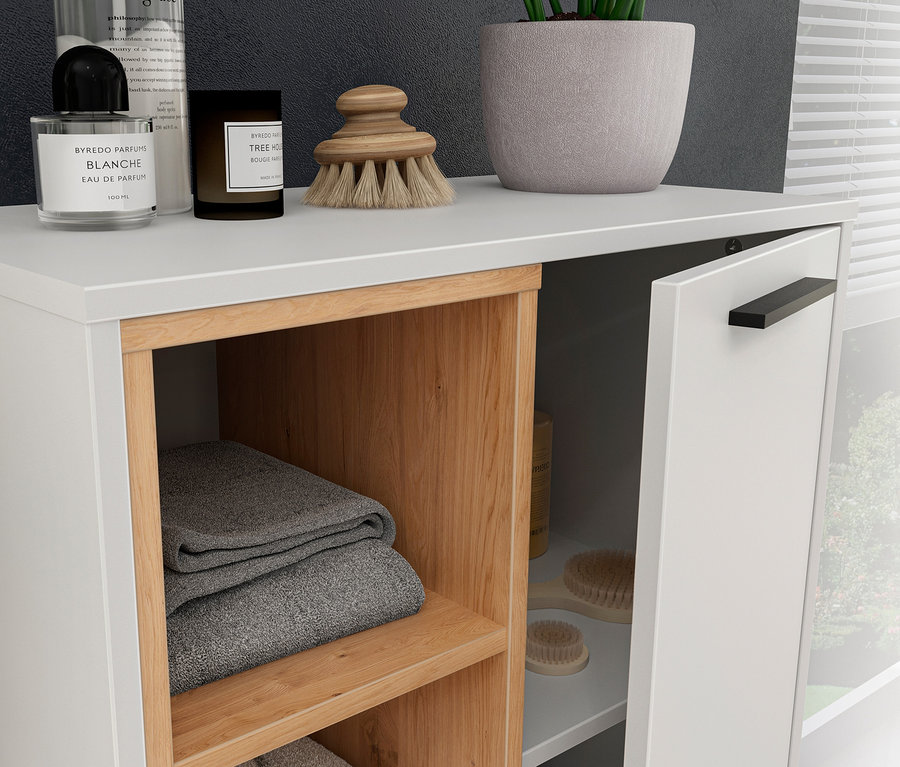 Auf einer weißen Kommode »Loria« stehen Kosmetika, eine Bürste und ein Blumentopf.