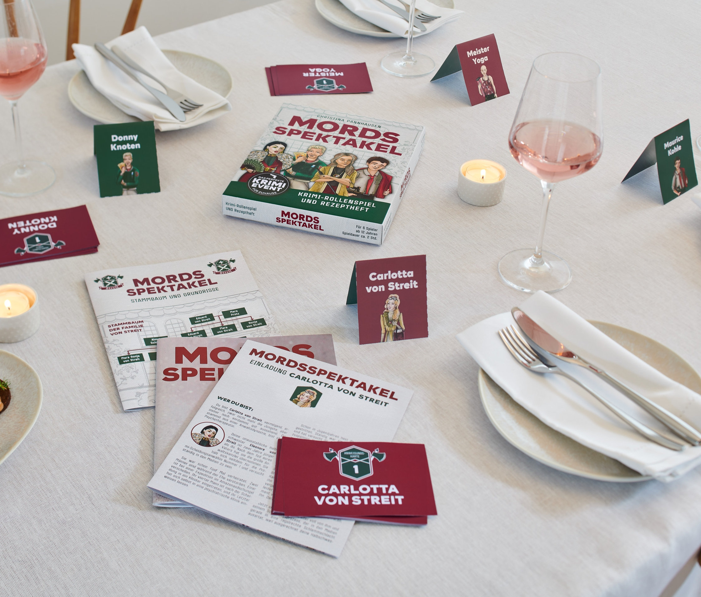 Auf einem Tisch liegen das Krimispiel »Mordsspektakel«, Charakterkarten, Namensschilder und Teller mit Besteck.
