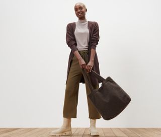 Frau hält eine braune Shopper.