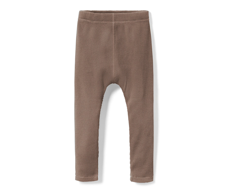 Eine braune Babyhose mit Waffelstruktur auf weißem Hintergrund.