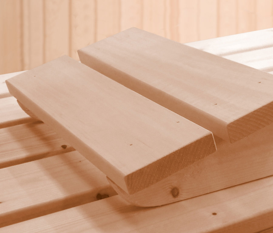 Hölzerne Fußstütze auf einer Holzbank in einer Sauna.