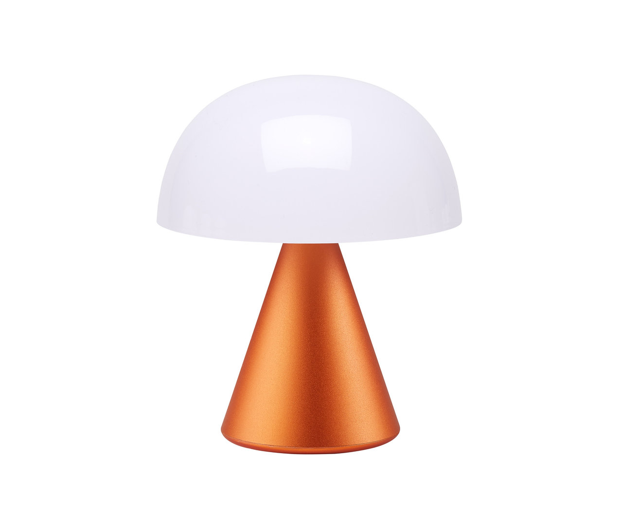 Orangefarbene LEXON LED-Akku-Tischleuchte »Mina M« mit weißem Lampenschirm.