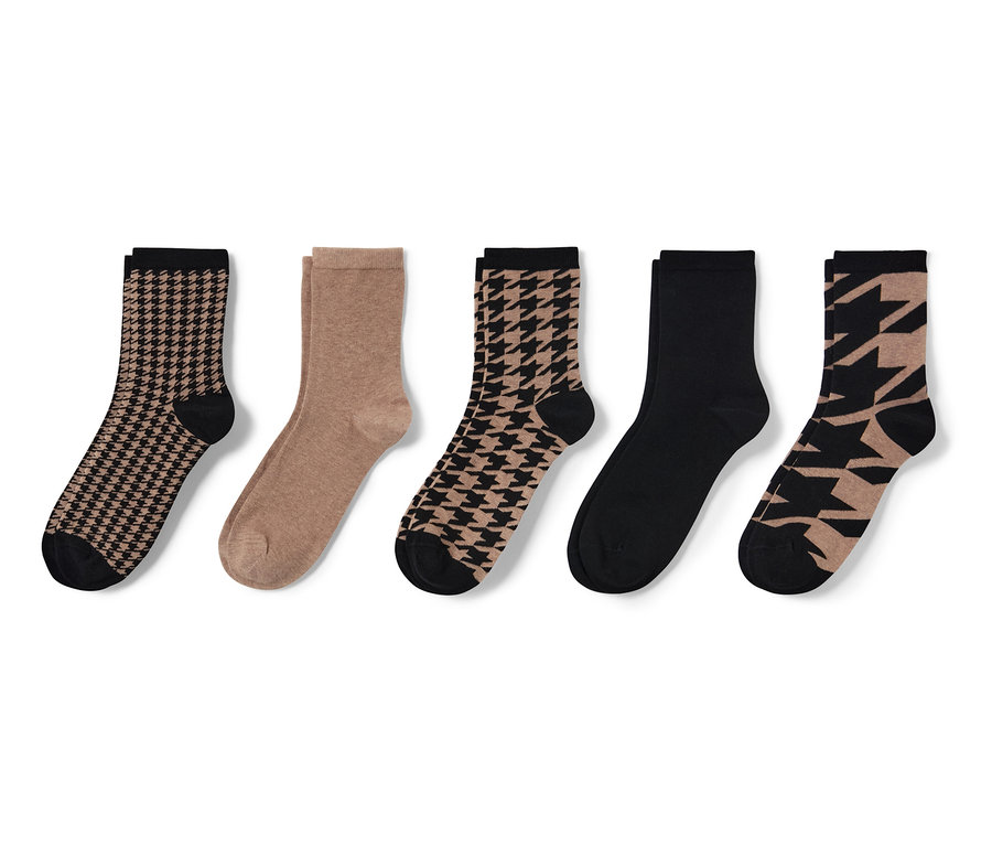 Fünf Paar Socken: zwei Paar mit Hahnentrittmuster, ein Paar beige, ein Paar schwarz und ein Paar mit braun-beigem Muster.