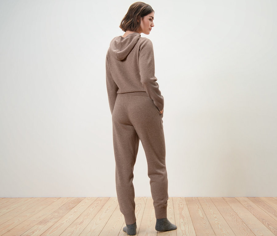 Frau von hinten mit Cashmere-Loungewearhose.