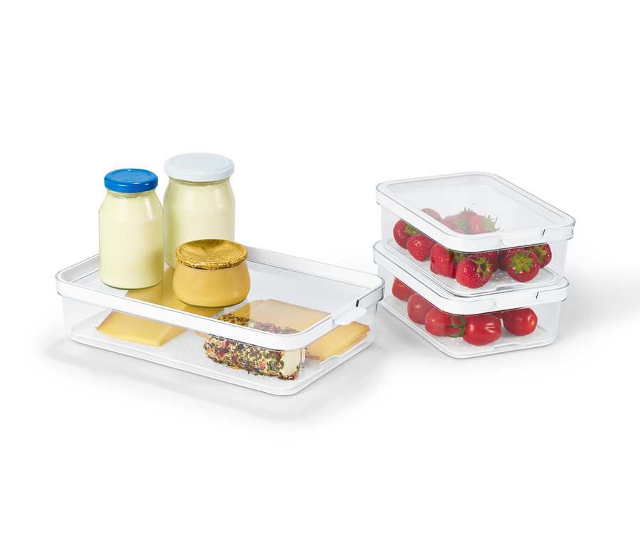 Zwei durchsichtige Kühlschrankordnungsboxen mit Erdbeeren und Tomaten oben und eine Kühlschrankordnungsbox mit Milchflaschen, Käse und Aufstrich unten.