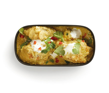 Speise in Lunch-Box-Set mit Besteck, garniert mit Koriander und Chilischoten.