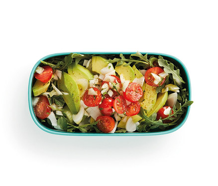 Gemischter Salat in einer Lunch-Box-Set mit Besteck.