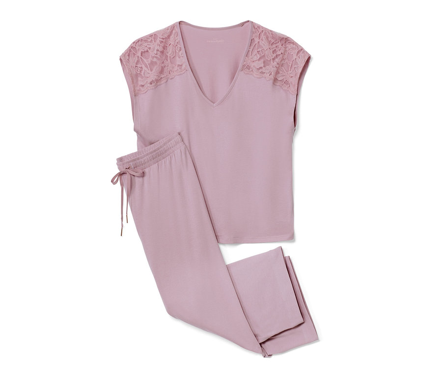 Ein lilafarbener Pyjama mit Spitzendetails.