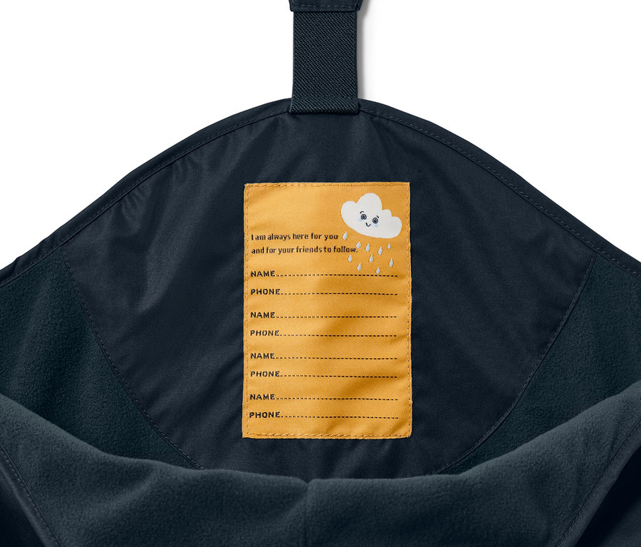 Detail einer dunkelblauen Kinder-Thermo-Regenhose mit Namensschild.