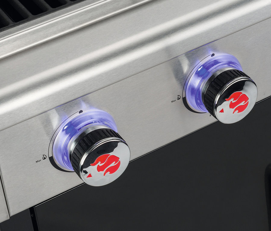 Detailaufnahme eines Landmann Gasgrills »Triton maxX BR 4.1« mit zwei Drehknöpfen, die ein rotes Flammenlogo tragen.