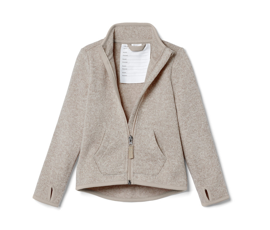 Eine beige Kleinkind-Strickfleecejacke mit Reißverschluss in der Mitte.