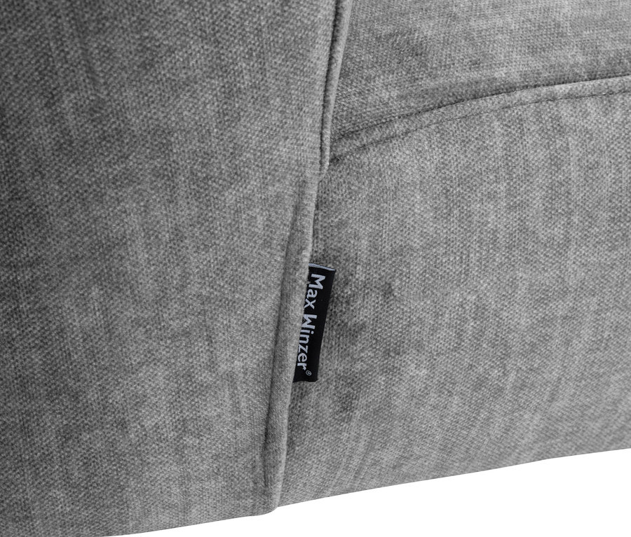 Detailansicht eines grauen »Nikki« Sessels mit Max Winzer Label.