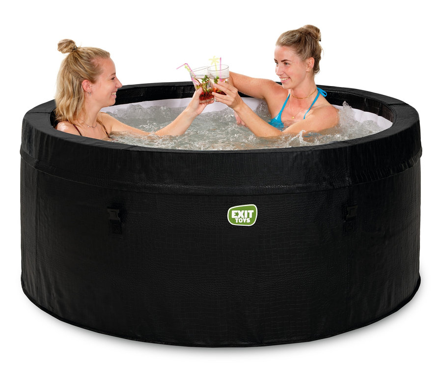 Zwei Frauen stoßen in einem schwarzen EXIT Leather Premium Whirlpool für 2 Personen mit Cocktails an.