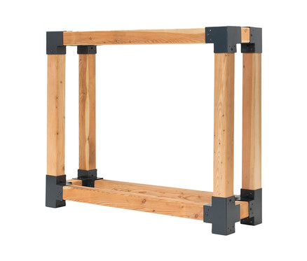 Leerer Kaminholzständer, L, aus Holz mit schwarzen Eckverbindungen.