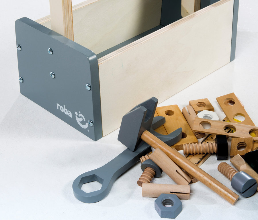 Ein hölzerner roba Werkzeugkasten, 22-teilig, mit Werkzeugen daneben.