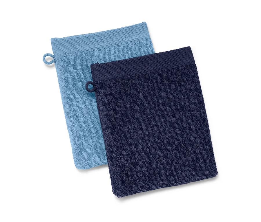 Zwei Waschlappen, einer hellblau und einer dunkelblau.