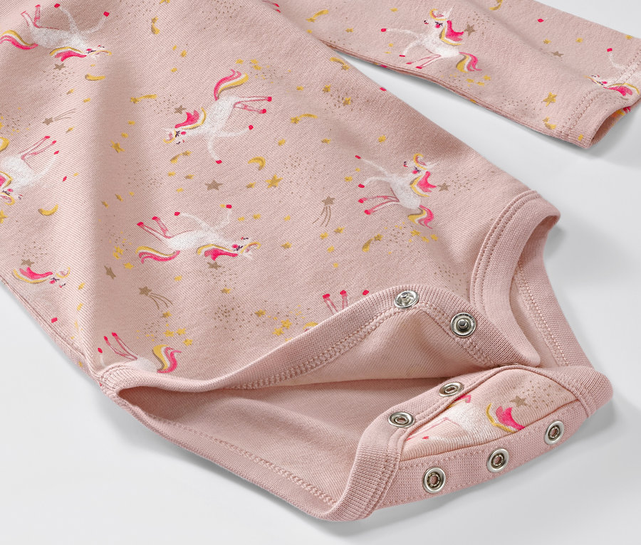 Detailansicht eines rosa Baby-Bodys mit Einhorn-Motiv und Druckknöpfen.