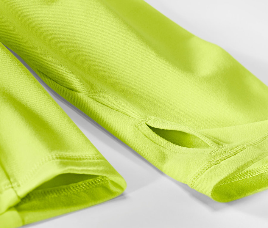 Detailansicht eines neonlimefarbenen Thermo-Funktionsshirts mit Daumenlöchern.